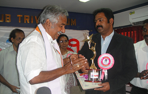 Dr. Isaac Sunder sen recieving award from Oommen Chandy 